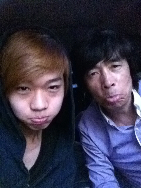 개그맨 김은우와 그의 아들인 레드애플의 효석.