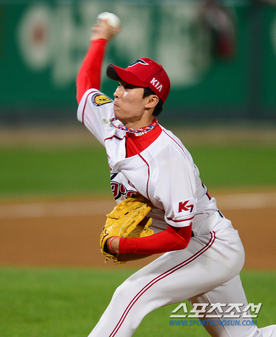 25일 광주구장에서 2012 프로야구 LG와 기아의 경기가 열렸다. 6회부터 선발 김진우에 이어 마운드에 오른 기아 양현종이 2사 만루의 위기상황을 만든 후 강판됐다. 이어서 박지훈이 마운드에 올라 공을 던지고 있다. 광주=정재근 기자 cjg@sportschosun.com/2012.05.25/