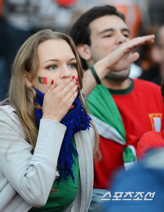 [유로포토] 절망하는 포르투갈 미녀 