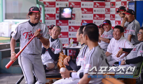 [포토] LG 덕아웃은 노래방?