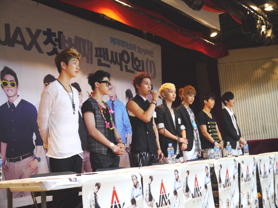 첫 사인회에 나선 에이젝스. 사진제공=DSP미디어