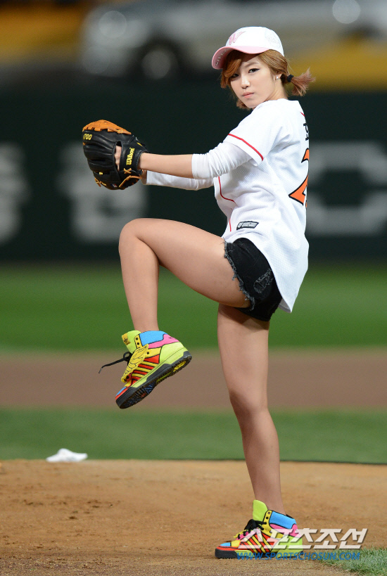 [포토] 시구하는 전효성, 선수도 놀란 완벽 하체!