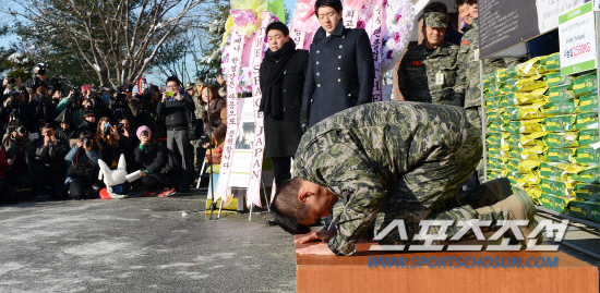[포토] 큰절하는 현빈 