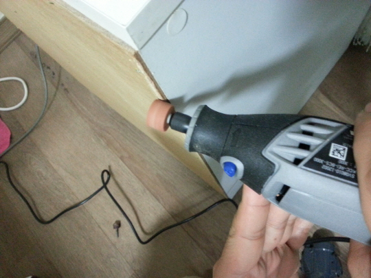 가볍고 소음도 적어 전문가들뿐 아니라 일반 가정에 강력 추천할 만하다고 꼼꼼 리뷰어는 드레멜 3000에 대해 평가했다.