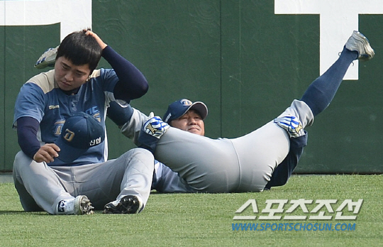 NC 다이노스와 SK 와이번스의 2013 프로야구 경기가 22일 인천구장에서 열리는 가운데 NC 선수들이 외야에 모여 각오를 다지고 있다. 손민한은 2군 등판이 없는 날에는 1군에 합류해 함께 훈련을 하고 있다. 인천=정재근기자 cjg@sportschosun.com/2013.05.23/