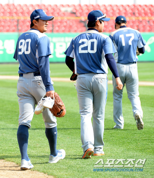 KIA와 NC의 주말 3연전 첫번째날 경기가 24일 광주 무등구장에서 열렸다. NC에서 재기를 노리는 손민한이 경기장으로 들어서고 있다. 복귀시점을 지켜보고 있는 손민한은 인천에 이어 광주 KIA와의 주말 3연전에도 1군 선수단과 함께했다.광주=허상욱 기자 wook@sportschosun.com/2013.05.24/