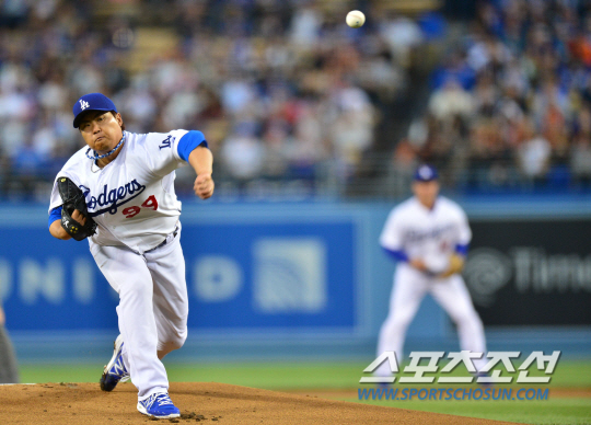류현진이 1자책 퀄리티 피칭을 선보이며 메이저리그에 역사적인 데뷔전을 펼쳤다. LA 다저스 류현진이 3일(한국시간) 미국 캘리포니아 로스앤젤레스 다저스타디움에서 열린 샌프란시스코와 경기에 선발 출전 했다. 류현진은 6과 1/3이닝 투구하며 3실점(1자책) 퀄리티 피칭을 선보였다. 팬들이 지켜보는 가운데 힘차게 투구하고 있는 류현진.LA(미국)=송정헌 기자 songs@sportschosun.com/2013.4.3
