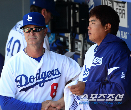 '코리아 몬스터' 류현진이 메이저리그 시즌 두 번째 경기에서 6과 1/3이닝 2실점 호투를 펼쳤다. LA다저스 류현진은 8일(한국시간) 미국 캘리포니아주 로스앤젤레스 다저스타디움에서 열린 피츠버그 파이어리츠와 주말 3연전 마지막 경기에 선발 등판해 6과 1/3이닝 101개를 투구하며 삼진 5개에 2실점 퀄리티 피칭을 선보였다. 7회 마운드를 내려온 류현진이 덕아웃에서 매팅리 감독(왼쪽)과 악수를 나누고 있다.LA(미국 캘리포니아주)=송정헌 기자 songs@sportschosun.com/2013.4.8