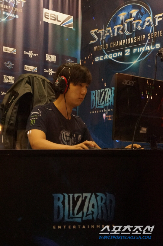WCS 시즌2 결승전 경기 중인 이제동 선수