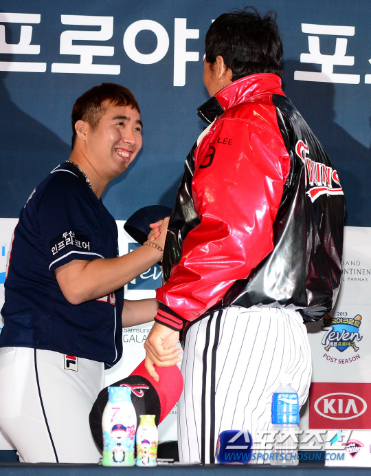 15일 오후 잠실구장에서 2013 프로야구 포스트시즌 LG와 두산의 플레이오프 미디어데이가 열렸다. LG는 김기태 감독과 이병규, 봉중근이 두산은 김진욱 감독과 홍성흔, 유희관이 참석해 공식 기자회견과 포토타임을 가졌다. 행사를 마치고 인사를 나누고 있는 이병규(오른쪽)와 두산 유희관.잠실=송정헌 기자 songs@sportschosun.com/2013.10.15