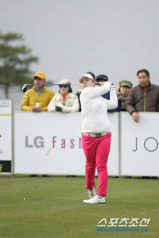 이민영, 'LG패션 LF 포인트 왕중왕전' 1라운드 선두