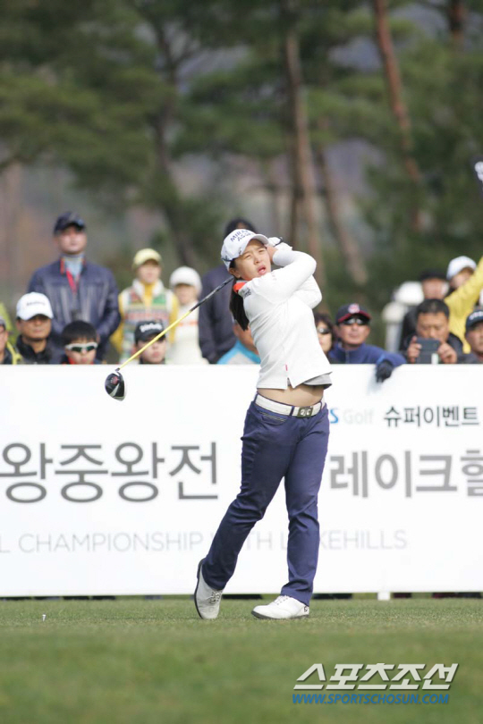 김세영이 'LG패션 LF 포인트 왕중왕전' 첫날 갤러리가 지켜보는 가운데 티샷을 날리고 있다. 사진제공=SBS골프