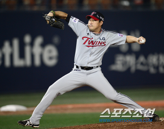 LG 트윈스와 넥센 히어로즈의 2014 프로야구 플레이오프 2차전이 28일 목동구장에서 열렸다. 9회말 LG가 9-2로 앞선 가운데 봉중근이 마운드에 올라 공을 던지고 있다.1차전은 넥센이 6-3의 승리를 거두며 기선을 제압했다. 2차전에서 LG는 신정락을, 넥센은 밴헤켄을 선발로 내세웠다.목동=정재근 기자 cjg@sportschosun.com/2014.10.28/