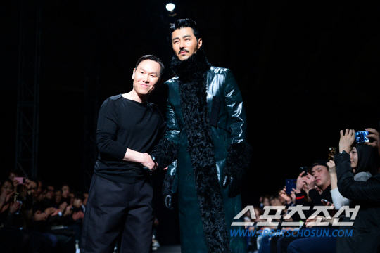 20일 오후 서울 중구 동대문디자인플라자(DDP)에서 '2015 F/W 서울패션위크'가 개최됐다. 차승원이 디자이너 송지오 컬렉션 런웨이에 섰다. '2015 F/W 서울패션위크'는 지춘희, 정혁서&배승연, 고태용, 홍혜진 등 국내 최정상급 디자이너가 참여하는 서울컬렉션 58회, 제너레이션 넥스트 21회 등 총 79회의 패션쇼로 진행된다. 서울시가 주최하고 서울디자인재단이 주관하며 삼성전자가 스폰서로 참여하는 '2015 F/W 서울패션위크'는 20일부터 25일까지 6일간 동대문디자인플라자(DDP)에서 열린다. 김보라 기자 boradori@sportschosun.com/2015.03.20/