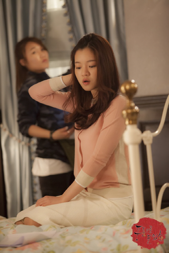 [스타일 콕 읽어주는 기자]'작은사모님' 고아성의 마음을 훔친 '파스텔 블루 VS핑크'