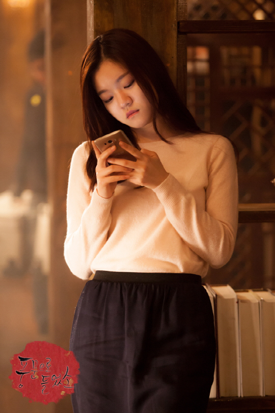 [스타일 콕 읽어주는 기자]'작은사모님' 고아성의 마음을 훔친 '파스텔 블루 VS핑크'