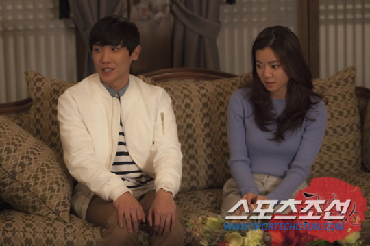 [스타일 콕 읽어주는 기자]'작은사모님' 고아성의 마음을 훔친 '파스텔 블루 VS핑크'