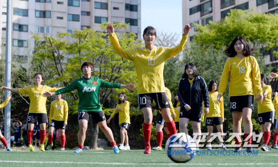 학교체육 '가락고-영파여고 축구 친선경기'가락고 여자축구팀 선수들이 영파여고를 맞아 연습경기를 펼쳤다. 밝은 표정으로 훈련에 임하고 있는 여학생들.송파=송정헌 기자 songs@sportschosun.com/2015.04.21