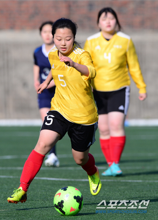 학교체육 '가락고-영파여고 축구 친선경기'가락고 여자축구팀 선수들이 영파여고를 맞아 연습경기를 펼쳤다. 경기에 임하고 있는 가락고 여학생들.송파=송정헌 기자 songs@sportschosun.com/2015.04.21
