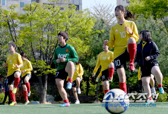 학교체육 '가락고-영파여고 축구 친선경기'가락고 여자축구팀 선수들이 영파여고를 맞아 연습경기를 펼쳤다. 밝은 표정으로 훈련에 임하고 있는 여학생들.송파=송정헌 기자 songs@sportschosun.com/2015.04.21