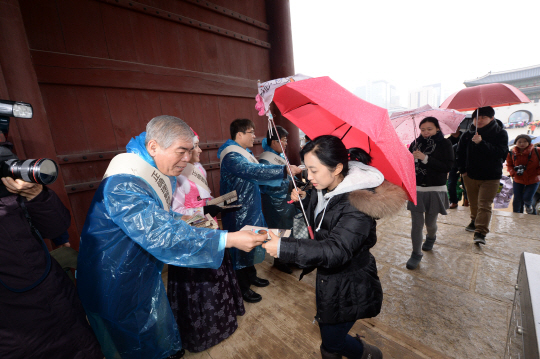 경복궁 리플릿 배포행사에 참석한 양무승 회장.