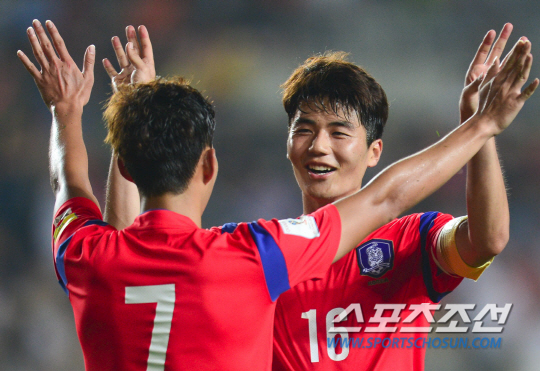 [포토] 기성용, 손흥민 해트트릭에 함박웃음!