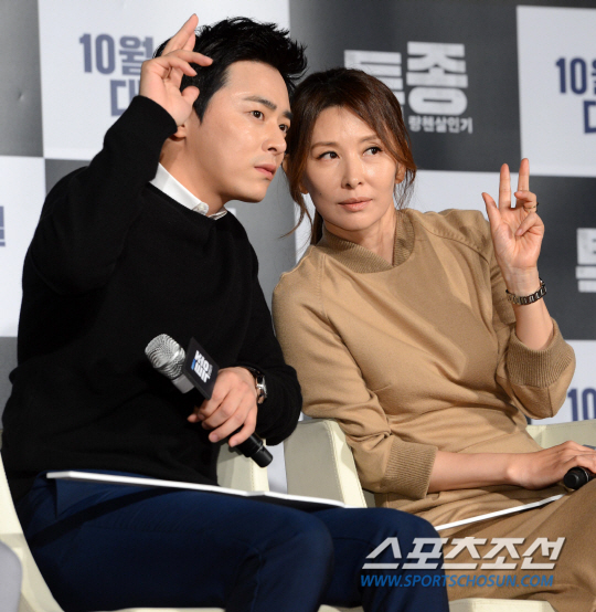 [포토] 조정석과 이미숙의 한류스타 포즈, 김수현-이민호 비켜!