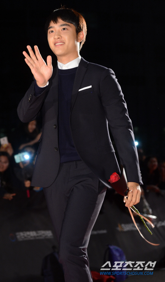 제20회 부산국제영화제(BIFF) 스타로드 행사가 5일 부산 해운대 마린시티 영화의 거리에서 펼쳐졌다. 도경수가 발걸음을 옮기고 있다.올해로 20주년을 맞는 부산국제영화제는 월드 프리미어 94편, 인터내셔널 프리미어 27편, 뉴 커런츠 부문 12편의 영화가 선보이며 10월 1일부터 10일까지 부산 영화의 전당을 비롯해 부산 일대 극장에서 열린다.부산=허상욱 기자 wook@sportschosun.com/2015.10.05/