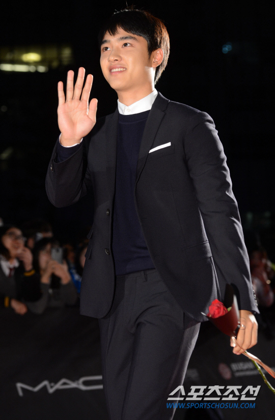 제20회 부산국제영화제(BIFF) 스타로드 행사가 5일 부산 해운대 마린시티 영화의 거리에서 펼쳐졌다. 도경수가 발걸음을 옮기고 있다.올해로 20주년을 맞는 부산국제영화제는 월드 프리미어 94편, 인터내셔널 프리미어 27편, 뉴 커런츠 부문 12편의 영화가 선보이며 10월 1일부터 10일까지 부산 영화의 전당을 비롯해 부산 일대 극장에서 열린다.부산=허상욱 기자 wook@sportschosun.com/2015.10.05/