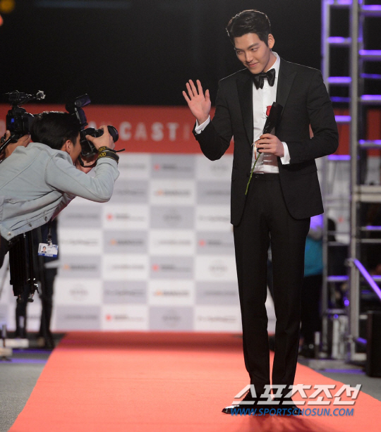 제20회 부산국제영화제(BIFF) 스타로드 행사가 5일 부산 해운대 마린시티 영화의 거리에서 펼쳐졌다. 김우빈이 발걸음을 옮기고 있다.올해로 20주년을 맞는 부산국제영화제는 월드 프리미어 94편, 인터내셔널 프리미어 27편, 뉴 커런츠 부문 12편의 영화가 선보이며 10월 1일부터 10일까지 부산 영화의 전당을 비롯해 부산 일대 극장에서 열린다.부산=허상욱 기자 wook@sportschosun.com/2015.10.05/