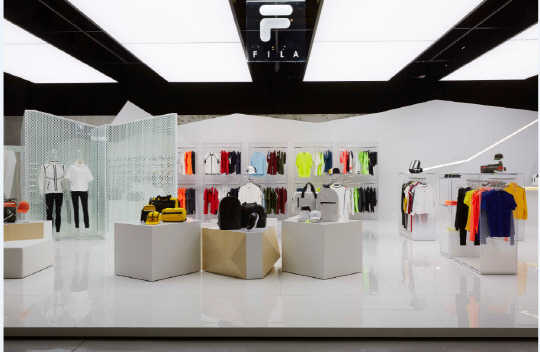 브랜드 오리지널리티 바탕으로 트렌디한 디자인 더한 '스타일리시 퍼포먼스' BI 재확립에 나선 휠라.