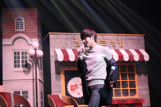 박경림 토크콘서트 무대에 오른 이준. 사진제공=코엔스타즈