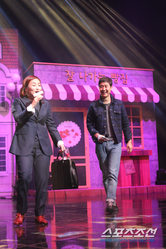 박경림 토크콘서트 무대에 오른 정우. 사진제공=코엔스타즈