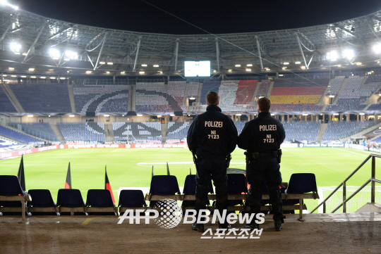 TOPSHOTS-FBL-EURO-2016-FRIENDLY-GER-NED-CORRECTION