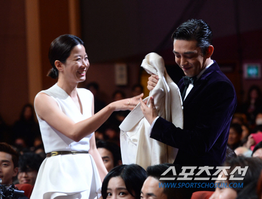 [포토] 유아인의 축하 받는 여우조연상 전혜진