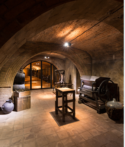 카바의 제조 도구 등을 전시해놓은 와이너리 내부.