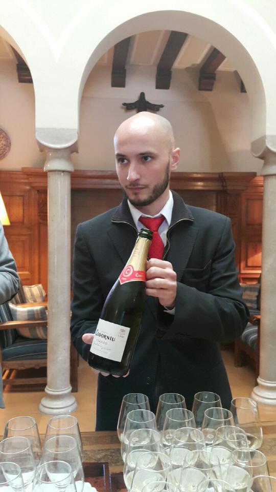 넓은 와이너리를 살펴본 뒤엔 다양한 카바를 시음해볼 수 있다.