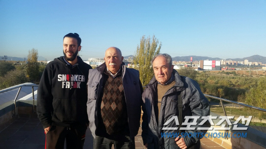 바이스 요브레갓 농업공원의 농부들인 헤르만 파레스 도밍게즈(20)와 발디리 파레스(73), 루이스 파레스(69).