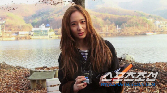 크리스탈이 2015 패셔니스타 어워즈 리얼웨이 부문에서 1등을 해 패션 어플리케이션 셀럽스픽에서 준비한 트로피를 손에 들고 소감을 말하고 있다