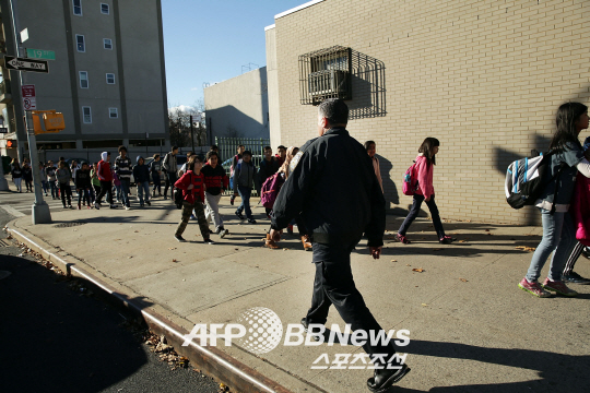 US-BROOKLYN-SCHOOL-EVACUATED-AFTER-BOMB-THREAT