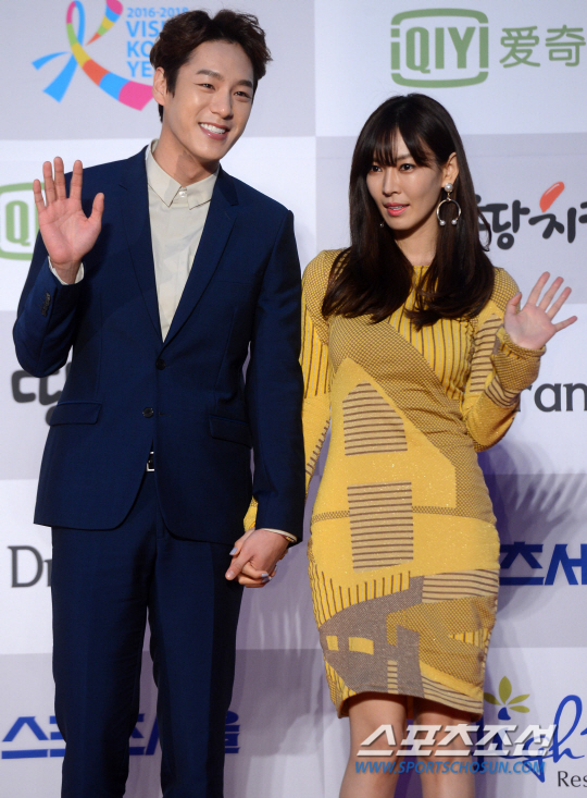 제25회 서울가요대상 시상식이 14일 서울 올림픽공원 체조경기장에서 열렸다. 곽시양과 김소연이 시상식 전 열린 레드카펫 행사에서 포즈를 취하고 있다.올해로 '25회'째를 맞이하는 서울가요대상 본 공연엔 이하늬, 전현무, 하니가 MC를 맡고, 2015년 11월 25일부터 2016년 1월 12일까지 진행된 투표 결과를 통한 본상, 인기상, 신인상, 해외 투표상 등의 시상과 함께 세븐틴, 방탄소년단, 여자친구, 아이콘 등 많은 유력 아이돌이 공연을 해 팬들로부터 큰 호응을 얻을 예정이다. 올림픽공원=허상욱 기자 wook@sportschosun.com/2016.01.14/