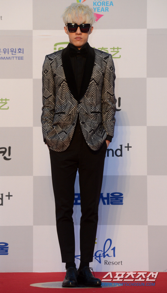 제25회 서울가요대상 시상식이 14일 서울 올림픽공원 체조경기장에서 열렸다. 자이언티가 시상식 전 열린 레드카펫 행사에서 포즈를 취하고 있다.올해로 '25회'째를 맞이하는 서울가요대상 본 공연엔 이하늬, 전현무, 하니가 MC를 맡고, 2015년 11월 25일부터 2016년 1월 12일까지 진행된 투표 결과를 통한 본상, 인기상, 신인상, 해외 투표상 등의 시상과 함께 세븐틴, 방탄소년단, 여자친구, 아이콘 등 많은 유력 아이돌이 공연을 해 팬들로부터 큰 호응을 얻을 예정이다. 올림픽공원=허상욱 기자 wook@sportschosun.com/2016.01.14/