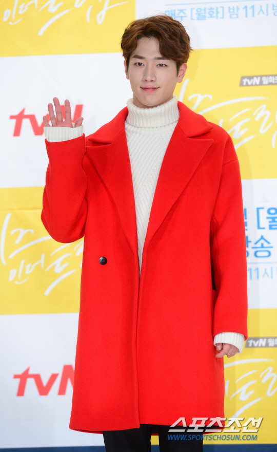 [포토] 서강준, 쉽게 소화하기 힘든 레드코트!