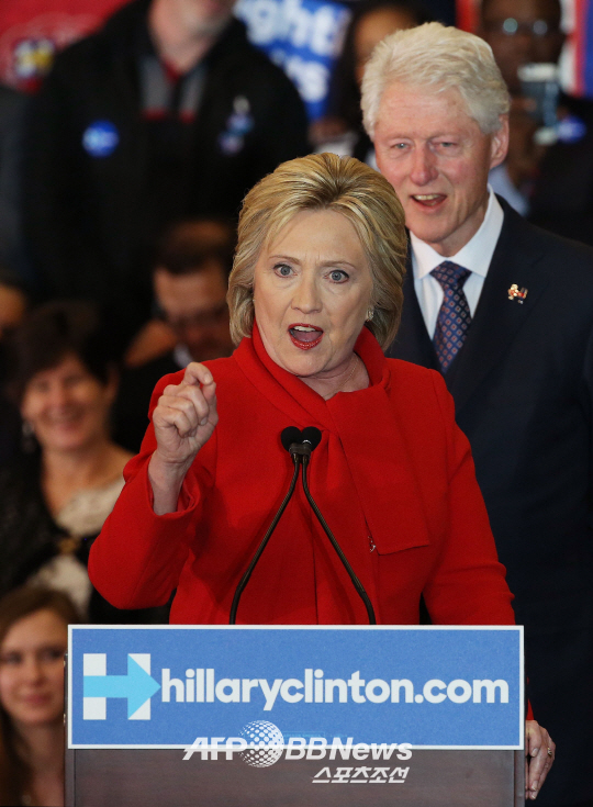 US-HILLARY-CLINTON-HOLDS-IOWA-CAUCUS-NIGHT-GATHERING-IN-DES-MOIN