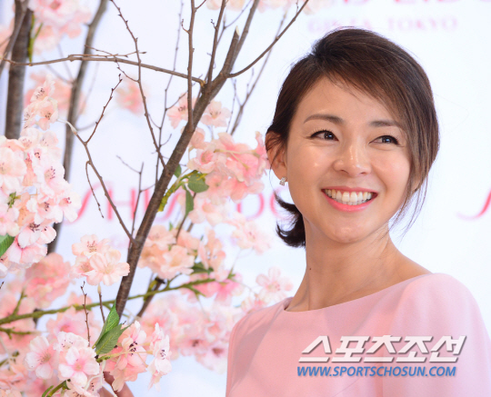 모델 야노시호가 5일 오후 서울 롯데백화점 잠실점에서 열린 팬 사인회에 앞서 포즈를 취하고 있다.김경민 기자 kyungmin@sportschosun.com / 2016.02.05.