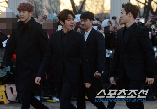 [포토] 엑소 등장에 레드카펫이 들썩!