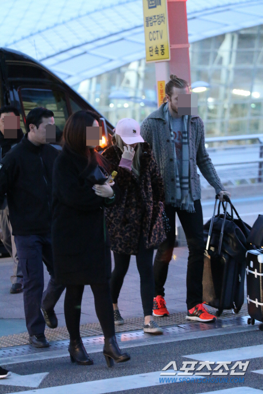 클로이 모레츠, 꽁꽁 중무장 신비주의 출국 패션