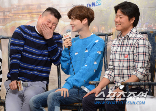 [포토] 강호동, 안재현의 결혼소감에 미소가~