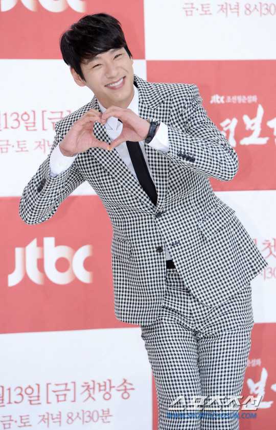 jtbc 드라마 '마녀보감' 제작발표회가 11일 오후 서울 영등포 타임스퀘어에서 열렸다. 배우 곽시양이 포즈를 취하고 있다. '마녀보감'은 저주로 얼어붙은 심장을 가진 마녀가 된 비운의 공주 서리(김새론)와 마음 속 성난 불꽃을 감춘 열혈 청춘 허준(윤시윤)의 사랑과 성장을 그린 판타지 사극이다.조현탁 PD가 연출을 맡았고 윤시윤, 김새론, 이성재, 염정아, 곽시양, 문가영, 조달환, 장희진, 이이경, 이지훈, 이규복 등이 출연한다. 13일 밤 첫 방송된다. 정재근 기자 cjg@sportschosun.com/2016.05.11/