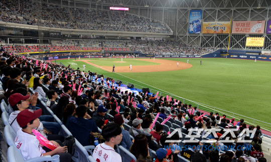 23일 서울 고척 스카이돔에서 KBO리그 넥센 히어로즈와 LG 트윈스의 주말 3연전 두 번째 경기가 열렸다. 고척스카이돔 개장 첫 만원 관중이 찾았다. 경기를 지켜보고 있는 넥센 팬들.송정헌 기자 songs@sportschosun.com/2016.04.23